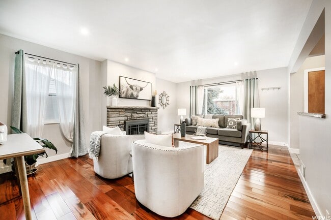 Building Photo - Beautiful Updated 3 Bed, 2 Bath Home Near ...