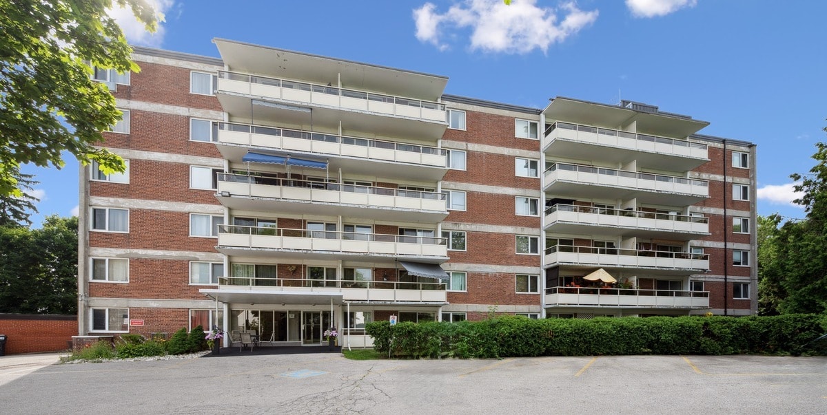 Primary Photo - Surrey Place Apartments