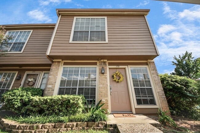 Foto del edificio - 1860 White Oak Dr