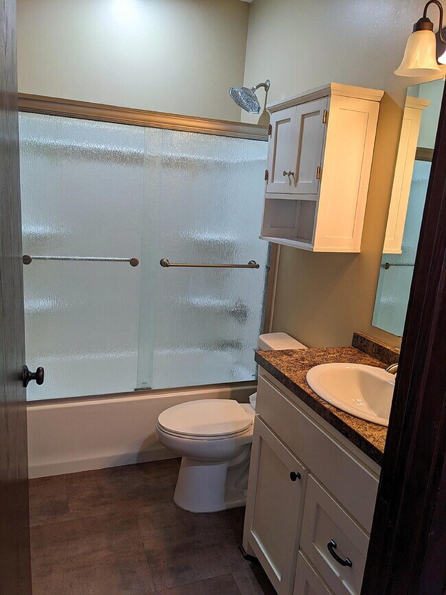 Foto del edificio - "Charming 2-Bedroom on West Madison Street with Spacious 1064 Sq Ft Layout!"