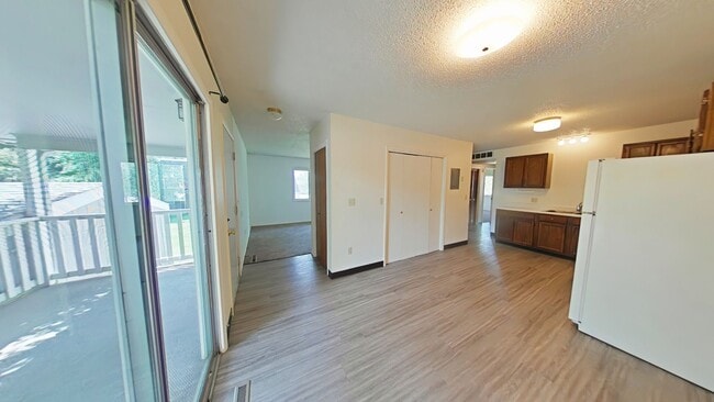 Building Photo - Spacious and charming conveniently located...