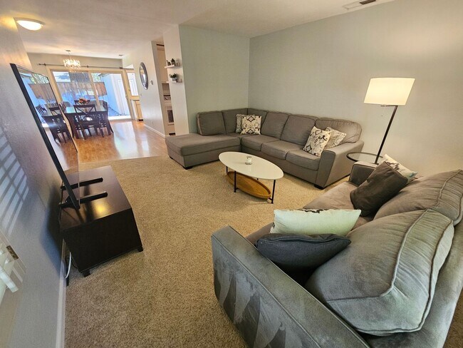Foto del edificio - Beautiful Two Bedroom Two Bath Home