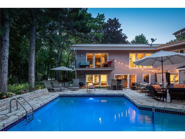 Building Photo - 341 Westwood Dr N