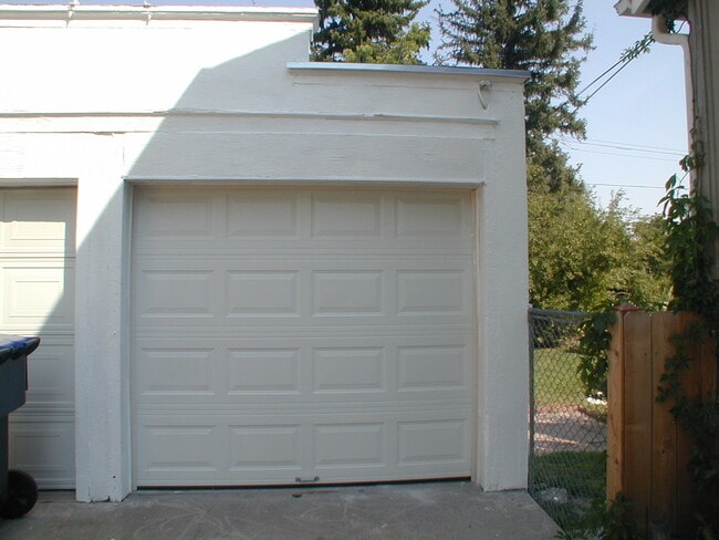 Building Photo - House For Lease