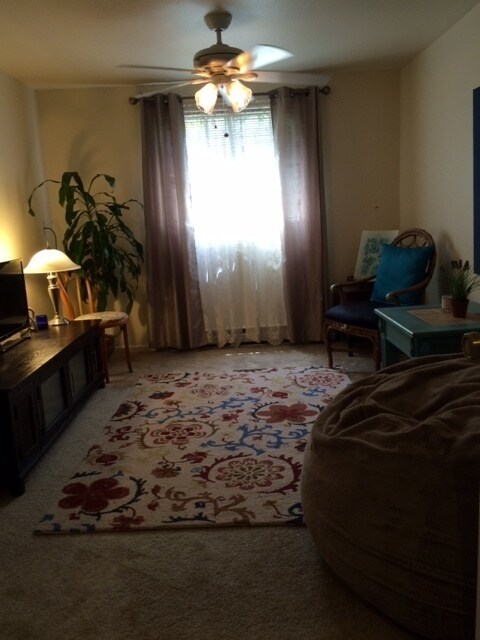 Foto del edificio - Awesome 4 Bedroom 2 Bath Townhome - Bike t...