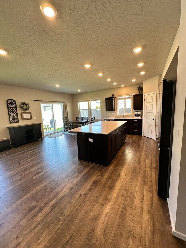 Building Photo - Modern and Spacious 5BR House in North Spo...