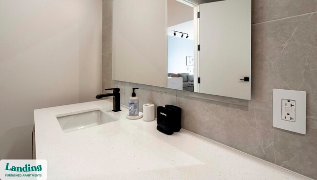 Building Photo - 143 E Commerce St