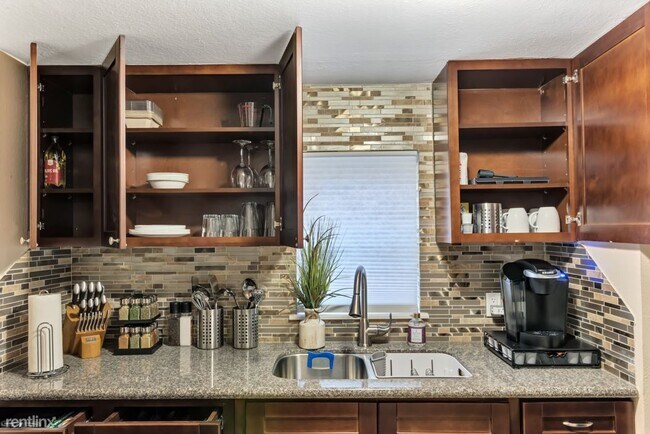 Building Photo - 1 br, 1 bath 4plex - 4808 Woodhead St Apt B