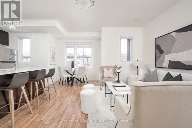 Photo du bâtiment - 370 Red Maple Rd