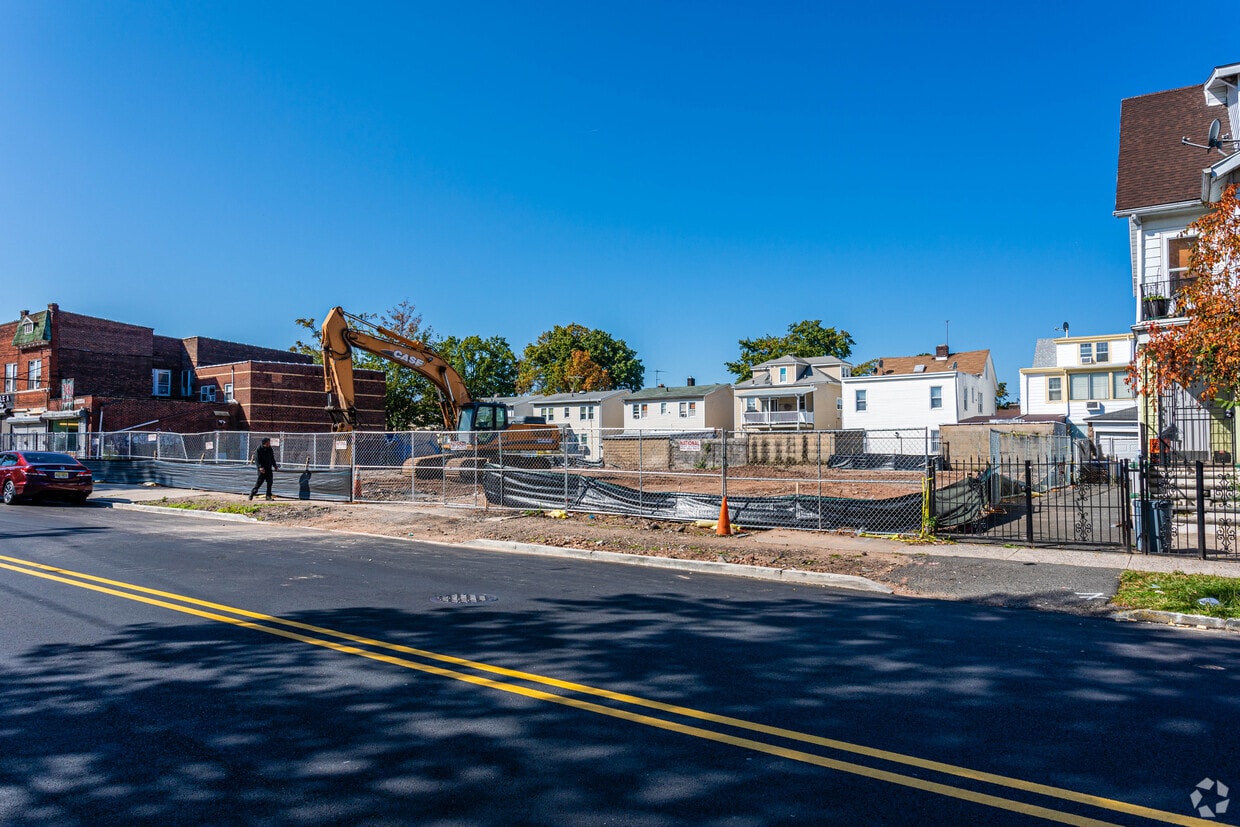 Primary Photo - Stadium Rose Apartments