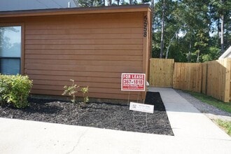 Building Photo - 5558 Bennington Dr