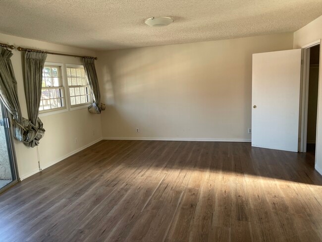 Building Photo - 930 W Duarte Rd