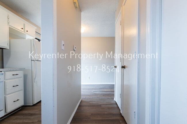 Building Photo - 1421 W Lillian St