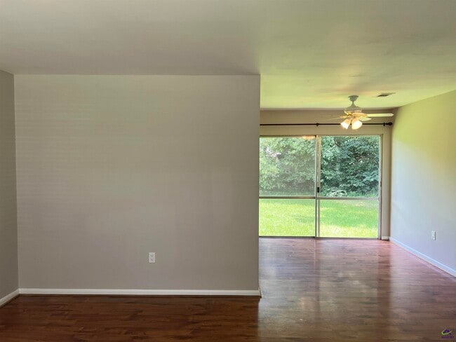 Building Photo - 104 Merlin St