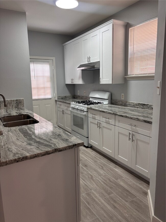 Building Photo - 6410 Waldron Dr