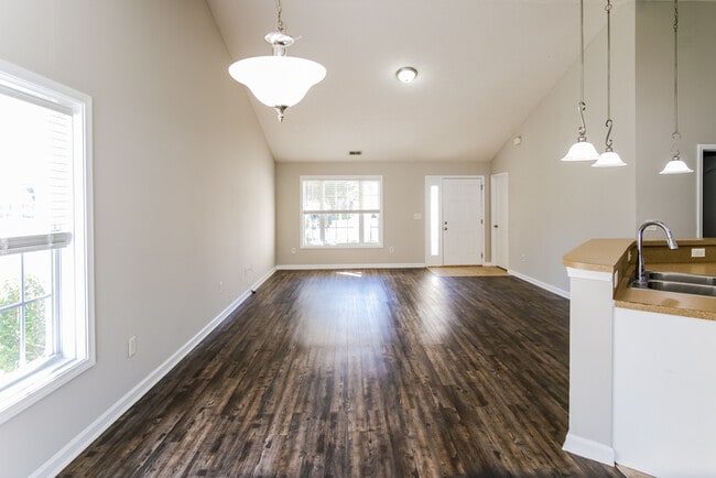 Building Photo - Charming 3 Bedroom