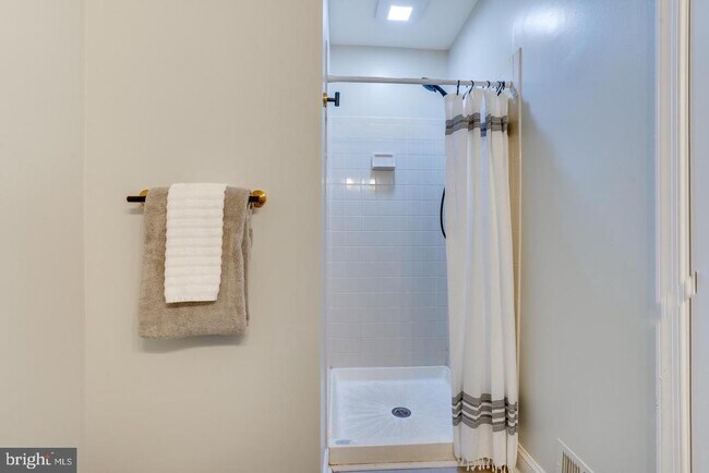 Foto del edificio - 8213 Roxbury Dr