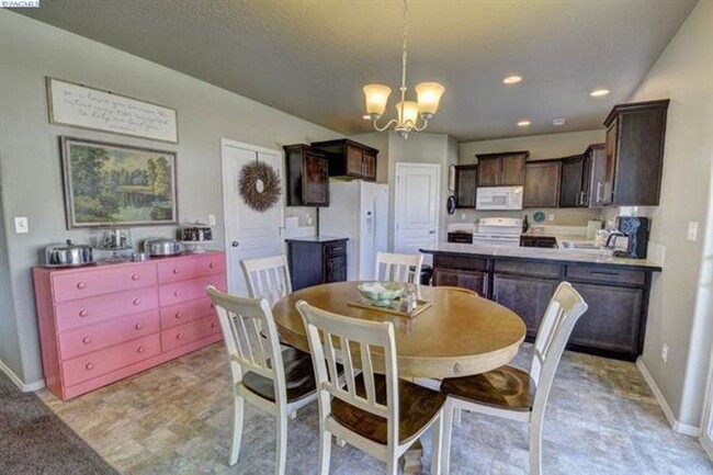 Building Photo - Immaculant 4BD/2.5BA Single Family Home on...