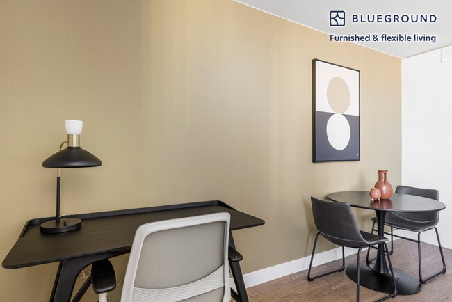 Building Photo - 2625 N Clark St