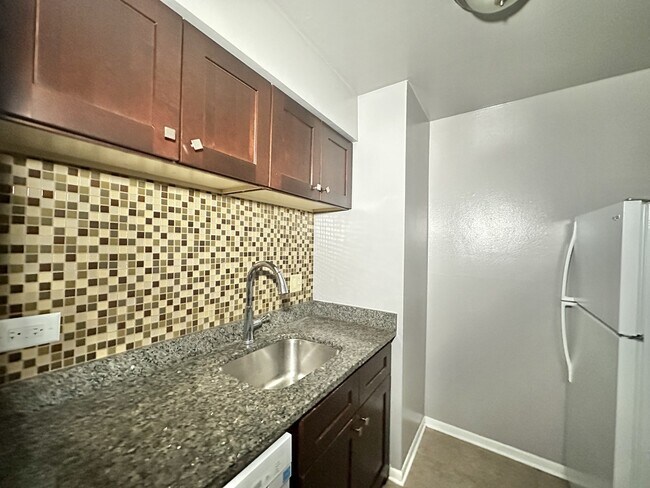 Building Photo - 5820 N Sheridan Rd