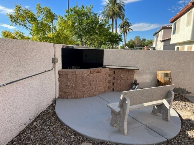 Foto del edificio - 4 Bedrooom 3 1/2 Bath with a 3 car garage!