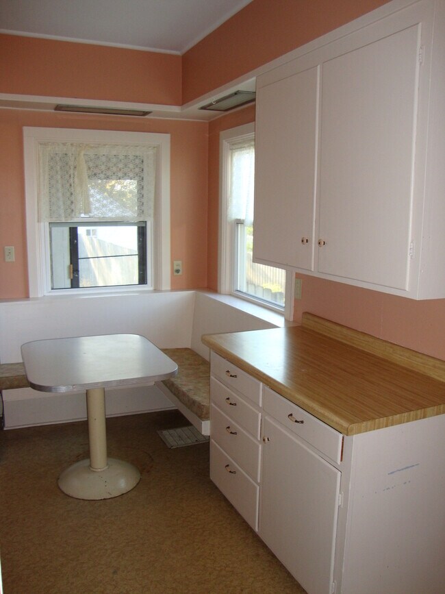 Building Photo - Walking Distance to St. Mary's Hospital an...