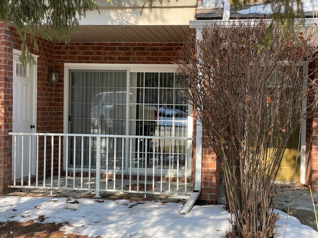 Building Photo - Shelby Twp 2-bedroom, 2-bath condo-style, private patio, 1st floor unit