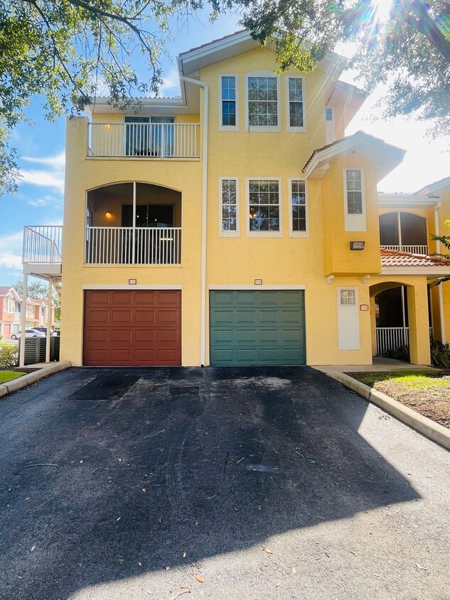 Foto principal - 2 Bedroom 2.5 Bathroom Condo in Highly Des...