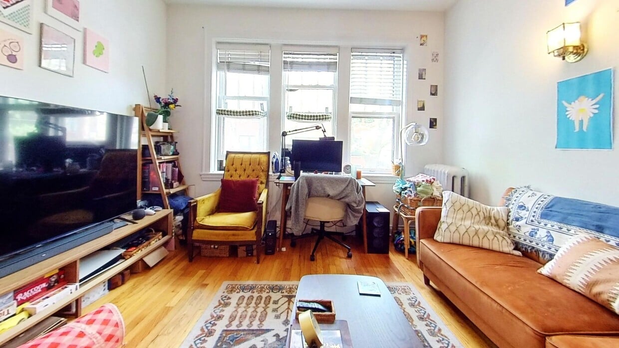 Primary Photo - Raised First Floor East Lakeview One Bedro...