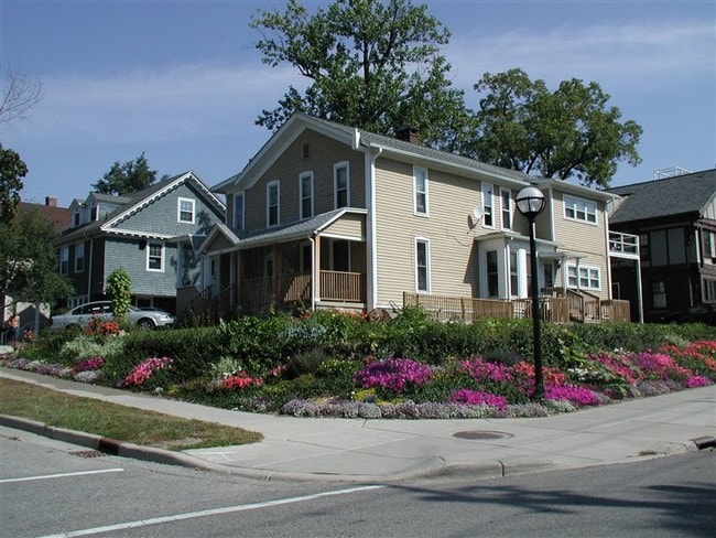 Building Photo - 733 Oakland Ave