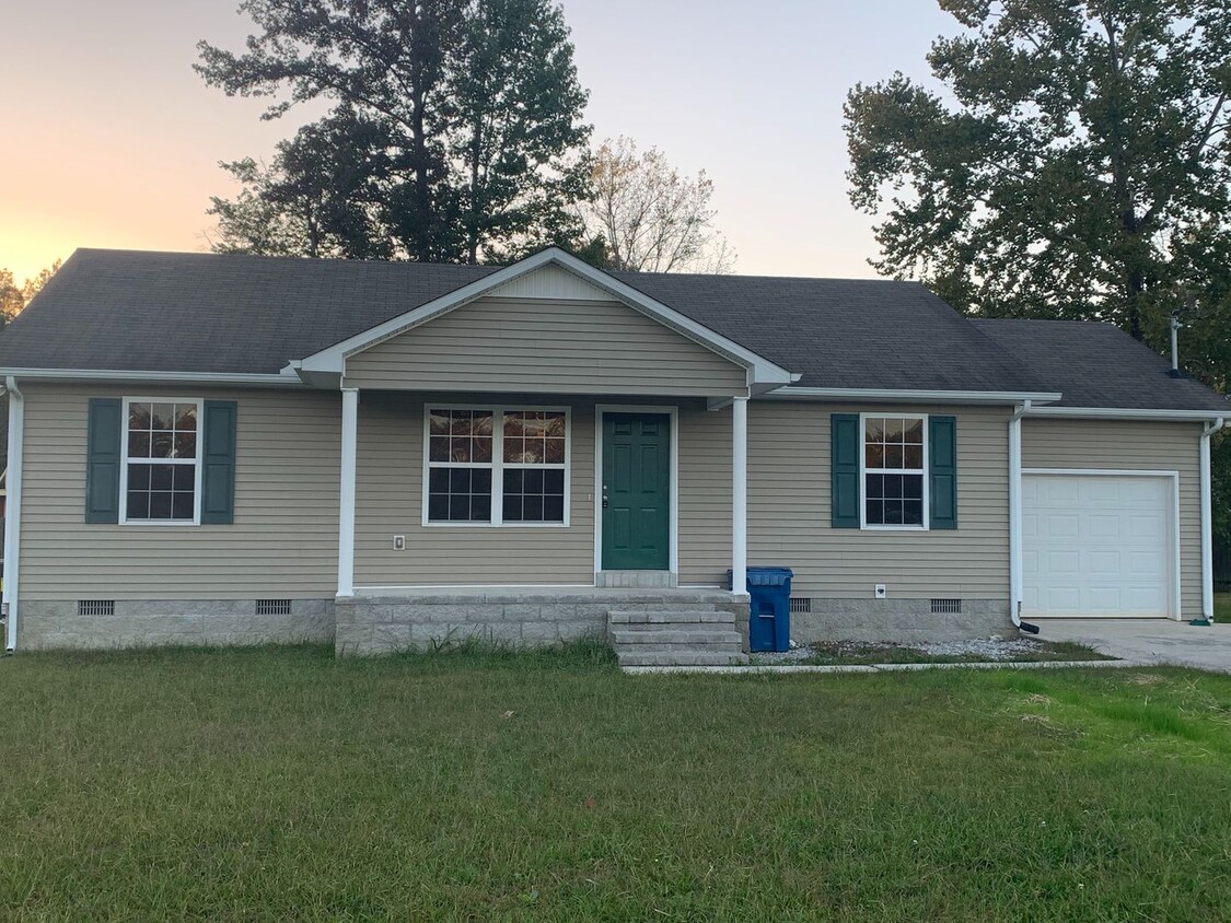 Primary Photo - Adorable ranch style home in cozy neighbor...