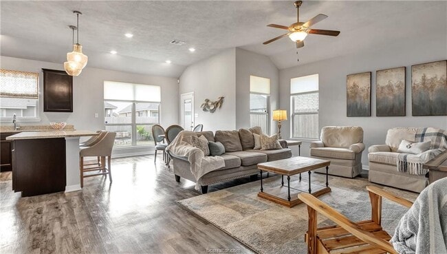 Foto del edificio - 3863 Still Creek Loop