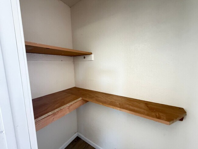 Foto del edificio - 2 bedroom with outside shed and carport.