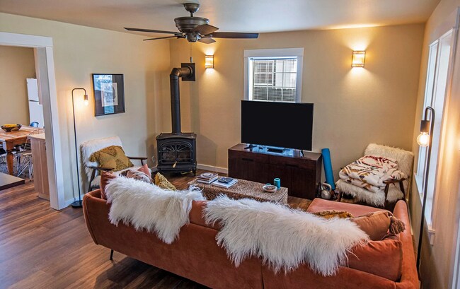 Building Photo - Cozy 2 Bed/1.5 Bath Home - Great Location ...
