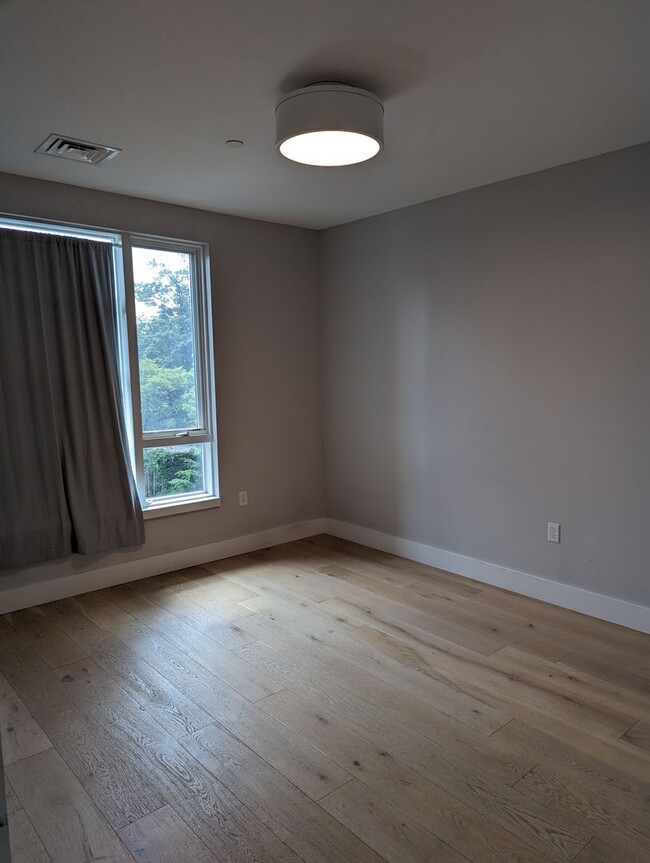 Building Photo - Brighton luxury 2 bedroom 2 bath with parking for January 1