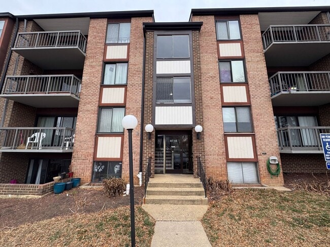 Sun-filled 1 Bed 1 Bath Condo With Balcony In Hawthorne Village - Sun-filled 1 Bed 1 Bath Condo With Balcony In Hawthorne Village