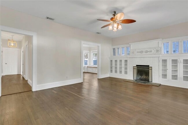 Building Photo - 1204 S Oak Ave