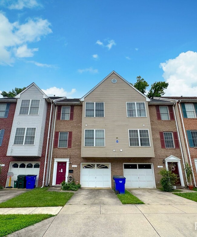 Building Photo - Charming 3 BR/2 Full BA & 2 Half BA Townho...