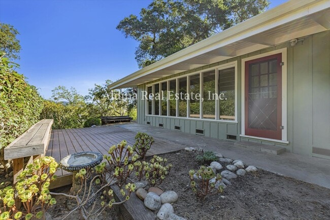 Building Photo - Private Country Setting!