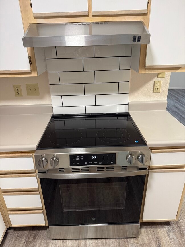 Oven/Range - Rose City Center Apartments - 55 and Over