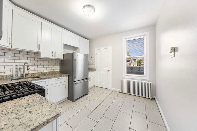 Building Photo - 129 W 15th St