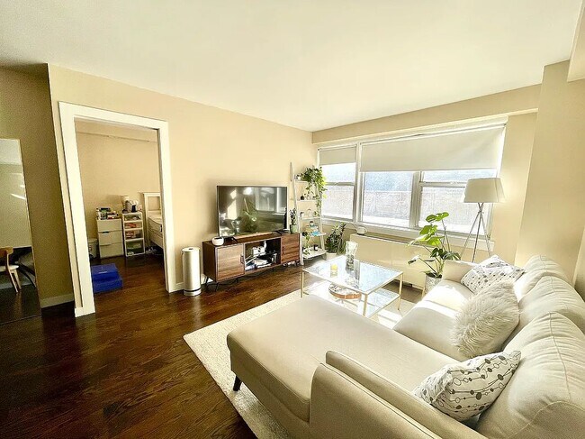 Building Photo - 155 E 34th St