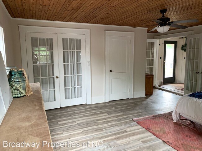 Building Photo - 1 br, 1.5 bath House - 206 Patterson St.