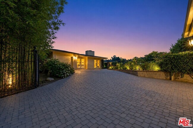 Foto del edificio - 1457 Claridge Dr