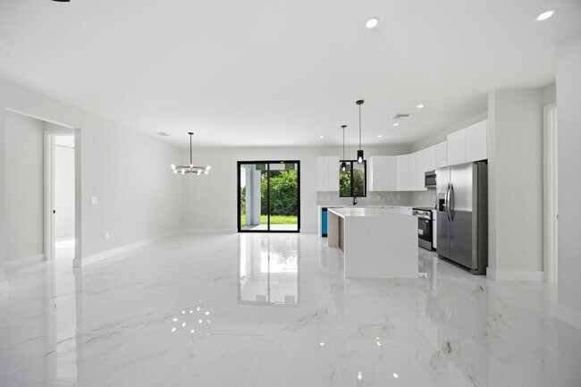 Foto del edificio - 18348 Troon Ave