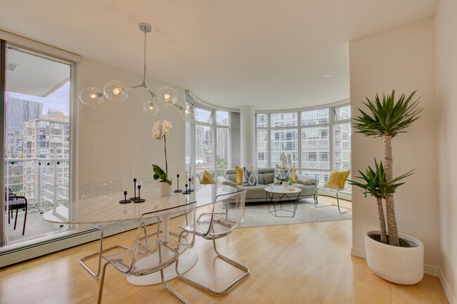 Building Photo - 1099 Marinaside Crescent