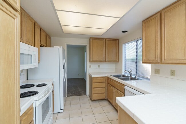 Building Photo - 2174 Shadetree Ln