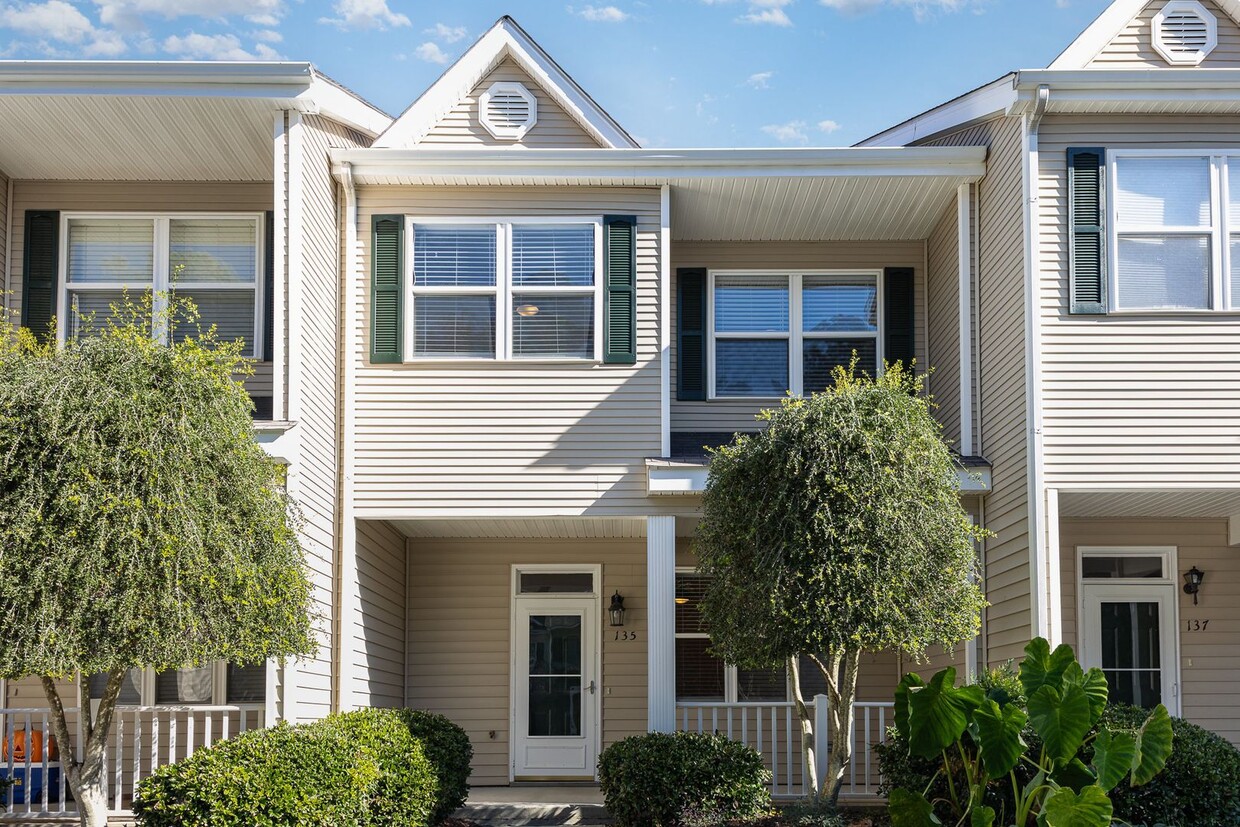 Newly Updated Townhome with Minutes Walk t... - Newly Updated Townhome with Minutes Walk t...