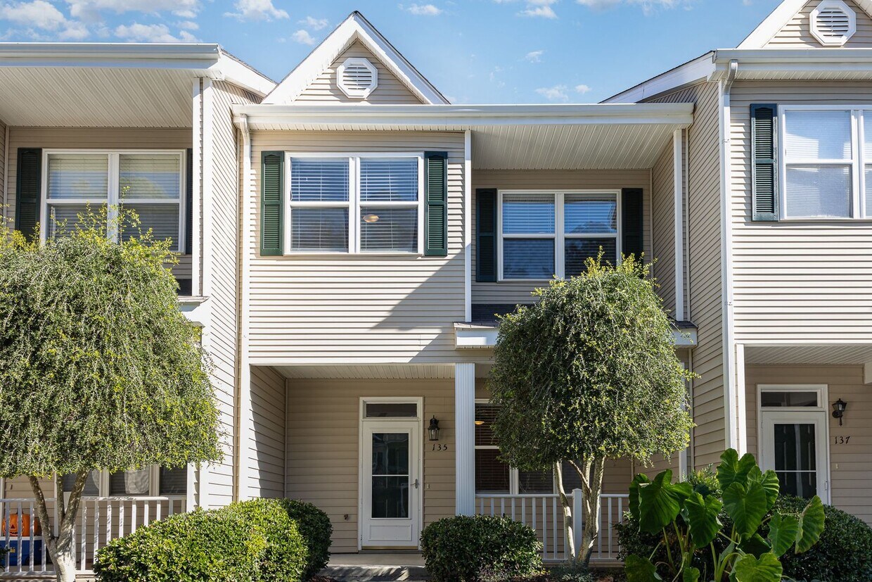 Foto principal - Newly Updated Townhome with Minutes Walk t...