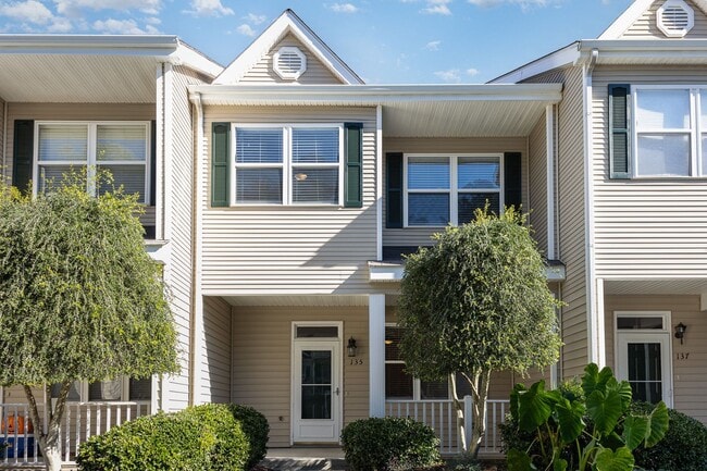 Newly Updated Townhome with Minutes Walk t... - Newly Updated Townhome with Minutes Walk t...